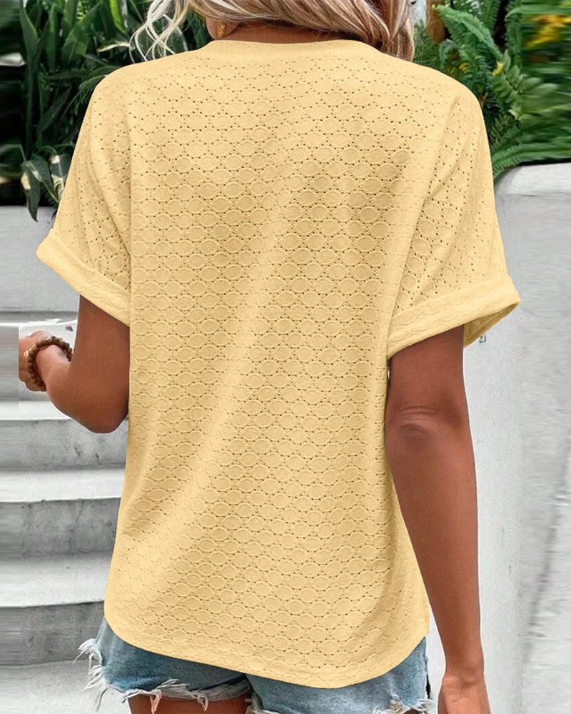 Avslappnad v-ringad enfärgad blus med knappar