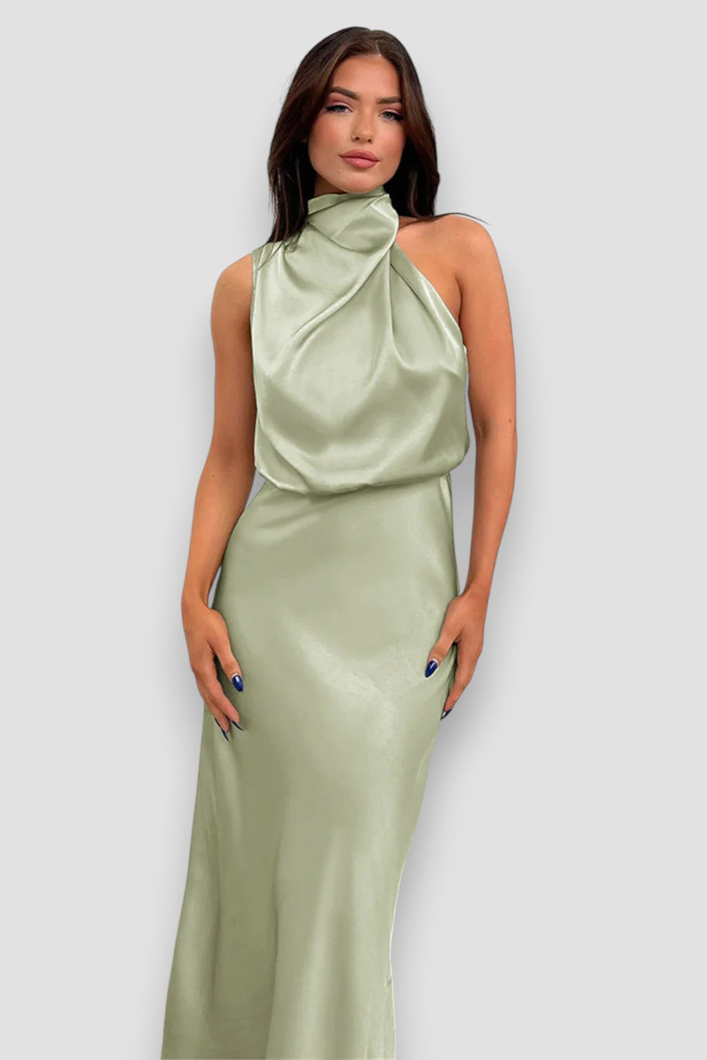 CARLINA | Elegant satinklänning med halterneck