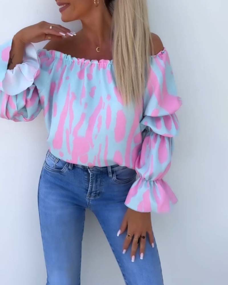 Avslappnad topp med färgglad tryck med en axel