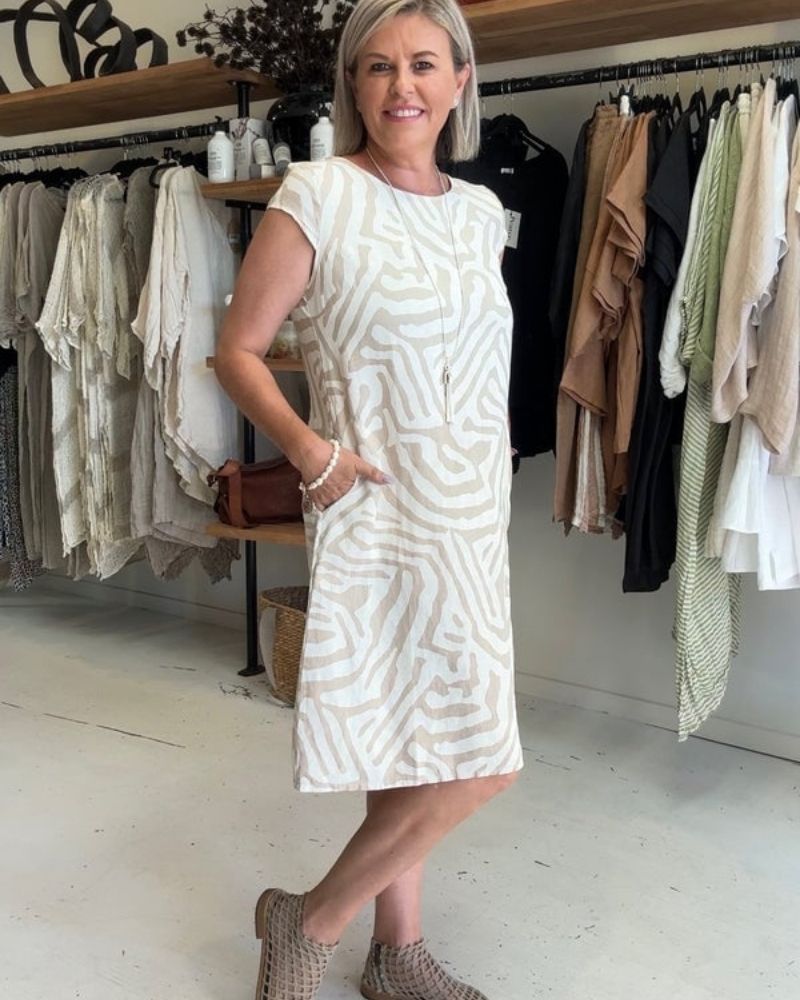 ELINA – Sommarklänning med rund hals och vackert mönster