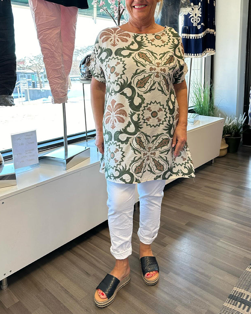 Avslappnad blommig blus med rund hals