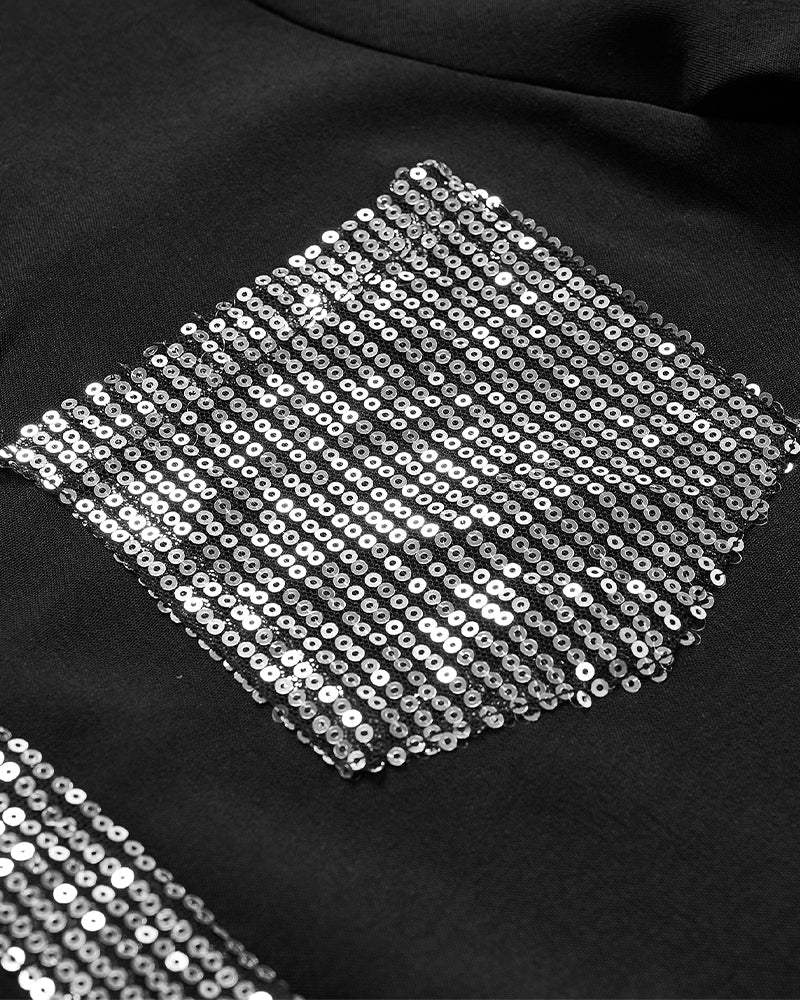 Avslappnad topp med paljettknappar med panel