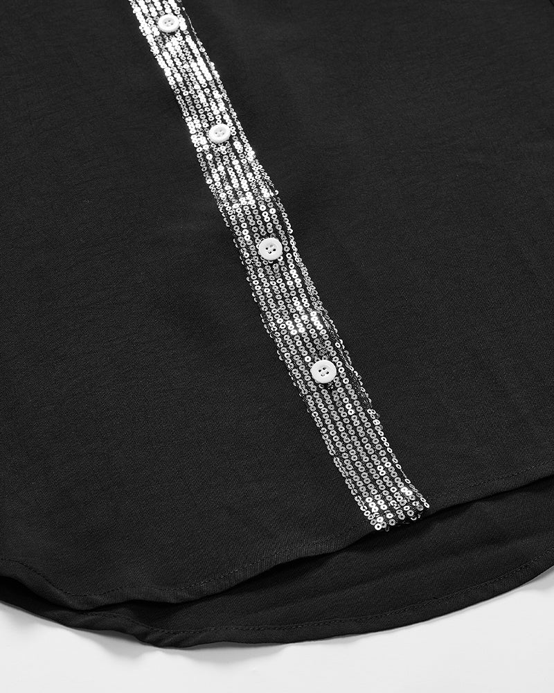 Avslappnad topp med paljettknappar med panel